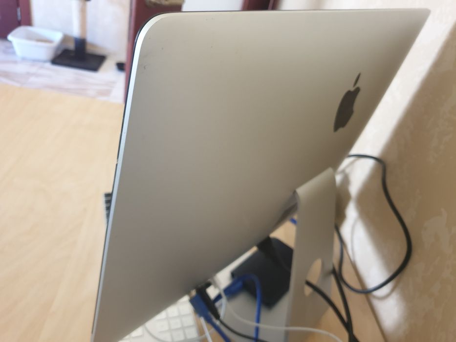 Моноблок Apple iMac 21.5" рабочий, трецина на экране,2015 год.