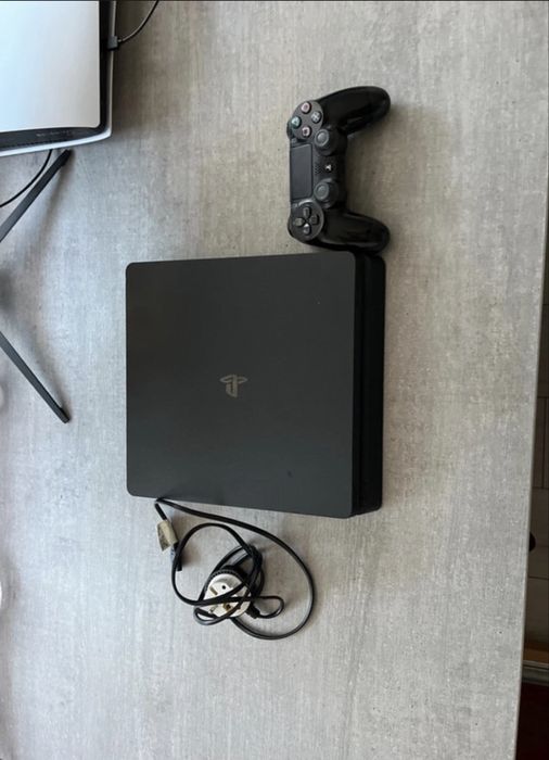 PS4 Slim 500 GB + pad | Stan bardzo dobry+gra