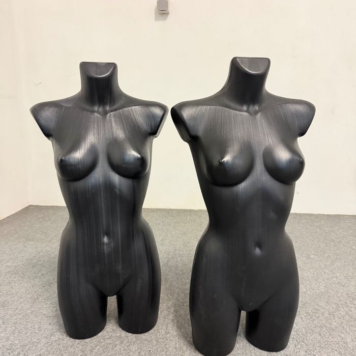 2 bustos pretos  mulher