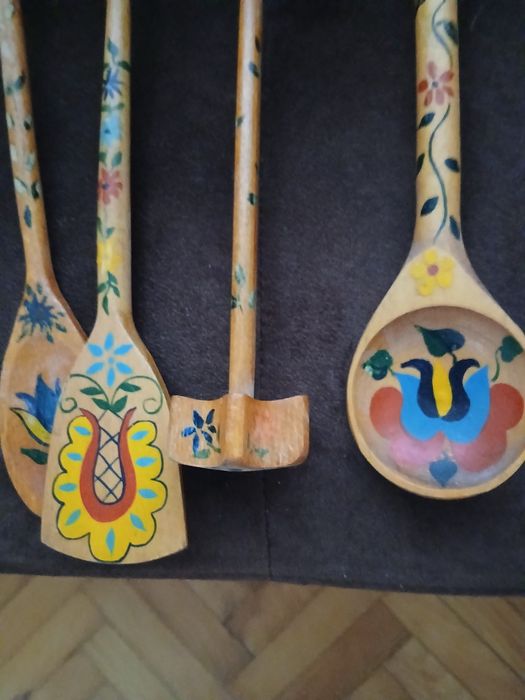 Zestaw drewnanych rzeczy do kuchni  z motywem  łowickim