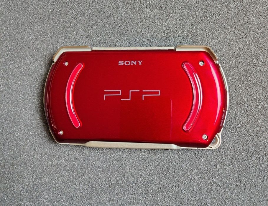 Ігрова потративна консоль PSP Go