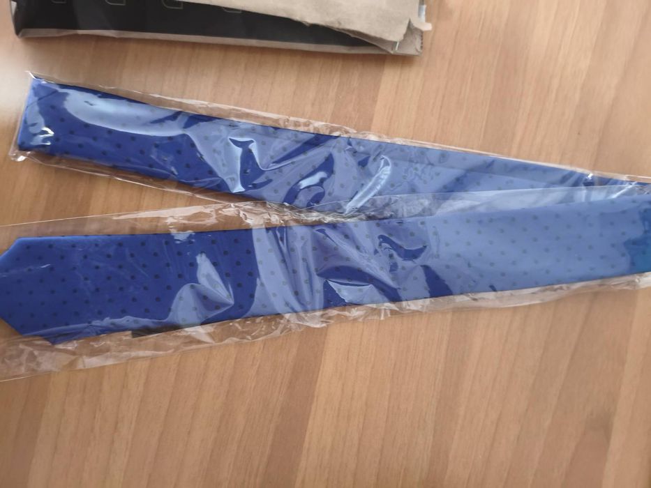 Gravata azul escura com bolinhas suits inc