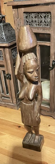 Afrykańska drewniana figura kobiety