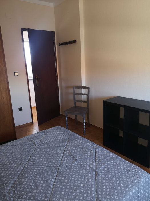 Apartamento T2 mobilado em moradia,com entrada privativa, cozinha equipada.