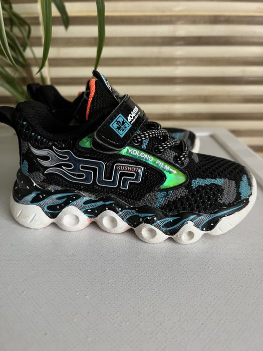 Кросівки хлопчику.