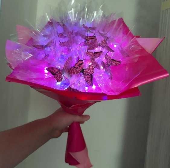 Букет з метеликів що світяться.