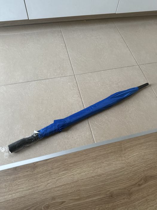 Duży niebieski parasol automatyczny Ecolab porządy z rączką składany