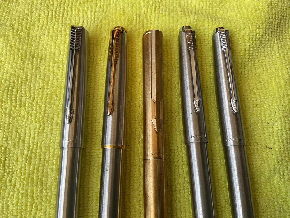 Varias lapiseiras e caneta da Parker