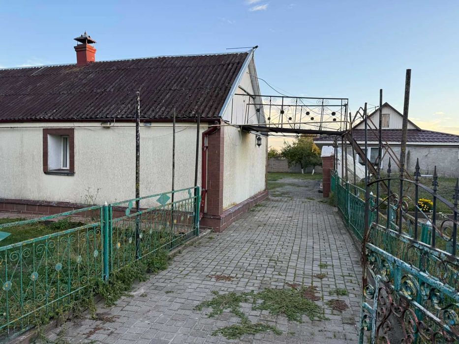 Продам хату з господарством