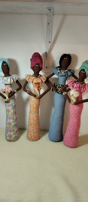 Bonecas de pano feitas a mão.