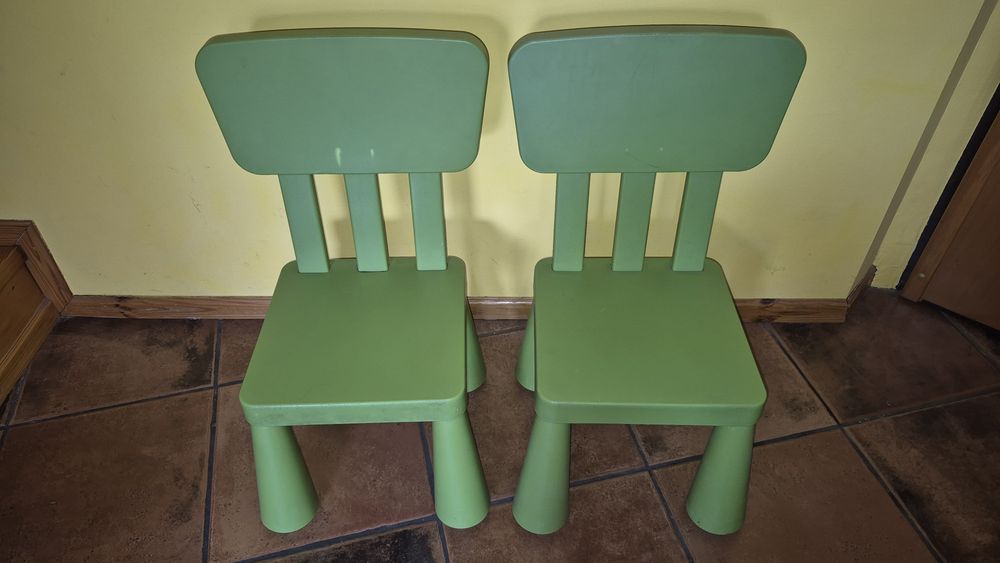 Stolik i dwa krzesełka dla dzieci. IKEA Mammut
