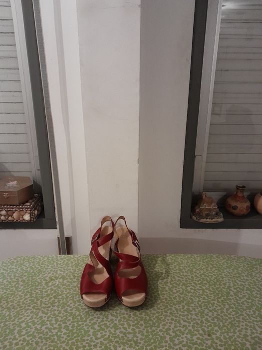 Vendo Sandálias de Senhora muito bonitas como novas