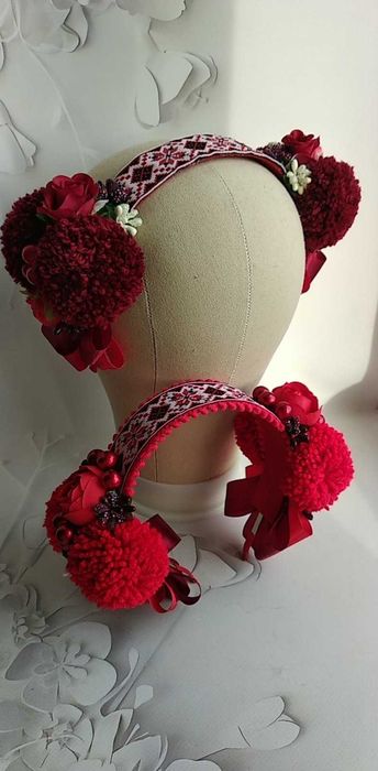 Чільця українські з помпонами "Орнамент"