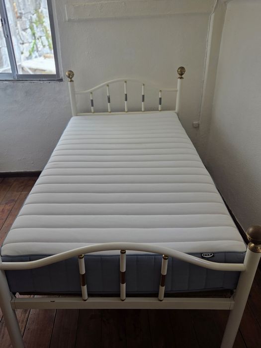 Colchão 90X200 como novo, só têm 6 meses e quase não foi usado.