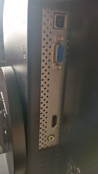 Monitor HP w2207h gratis 2 zestawy HP Easy Clip. 1680x1050, pivot, usb