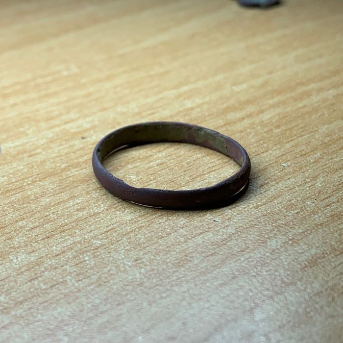 Унікальне старовинне тонке кільце з міді/бронзи з фіолетовою патиною