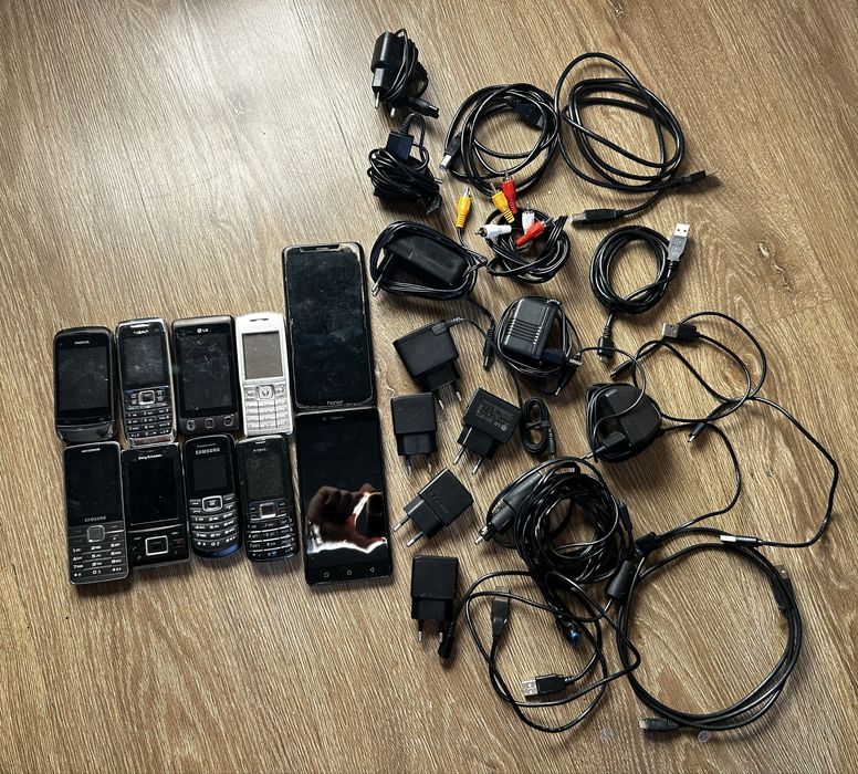 Stare telefony i kable/zasilacze