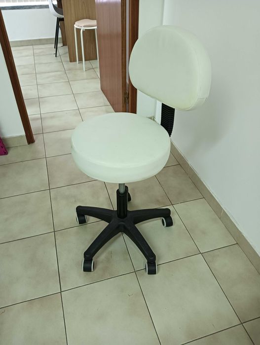 Vende-se banco com apoio lombar rodado