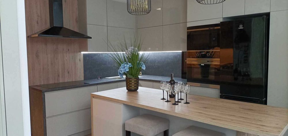 Duża Kuchnia Blum+lakier, Egger blaty+ oświetlenie , okap Teka 90..