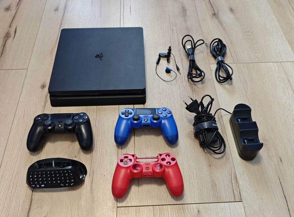 Konsola Playstation 4 Slim 500GB / 2 pady / stacja dokująca / klawiatura