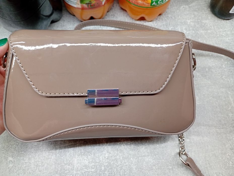 Torebka damska kopertówka lakierowana Reserved