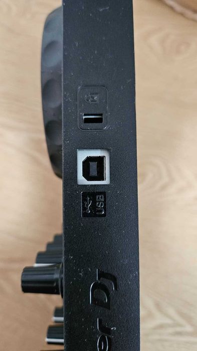 Mesa de DJ DDJ-200 Como Nova – Pouco Uso e Bem Estimada