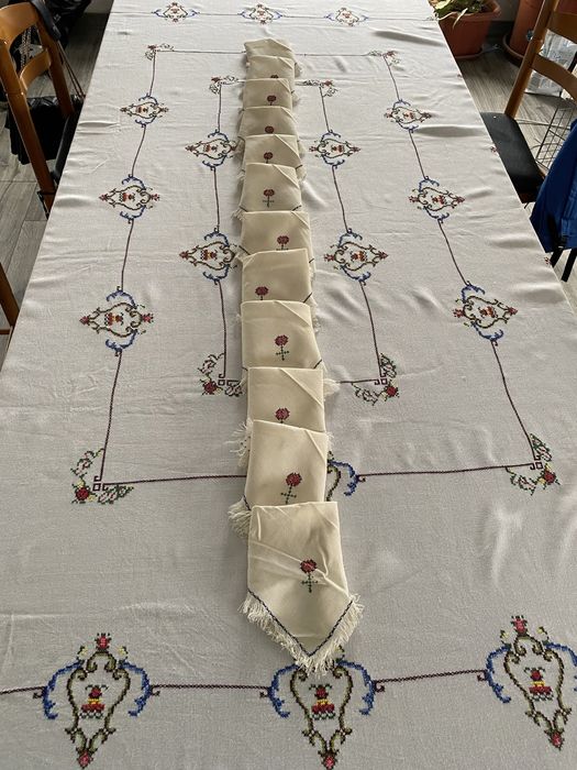 Toalha de mesa bordada a ponto cruz manual 160x222