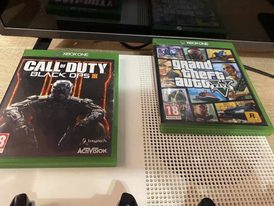 Xbox One S 500gb 2 геймпада 2 диска