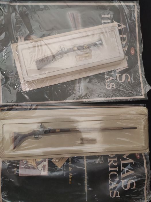 Coleção de 18 armas históricas em miniatura