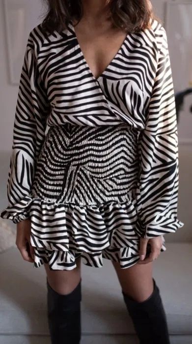 Sukienka Laurella z marszczeniem w zeberke S 36