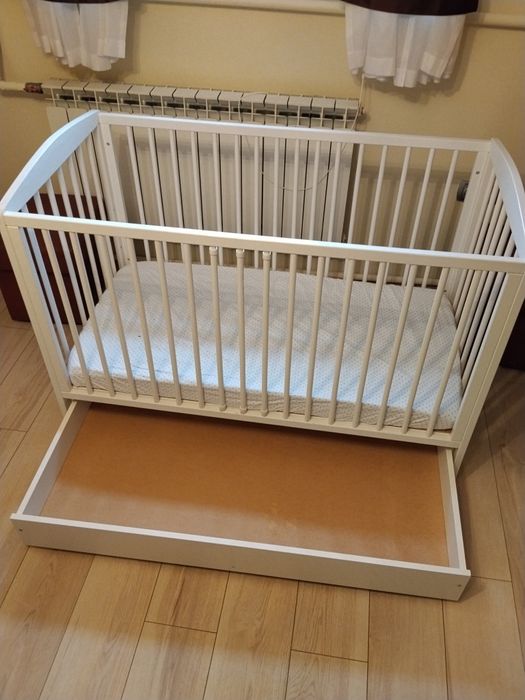 Łóżko, łóżeczko dziecięce białe z szufladą i materacem 120x60.