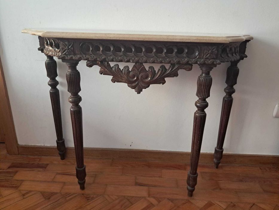 Aparador Clássico em Madeira talhada com tampo de Mármore. Classic antique credenza/sideboard in carved wood and marble top