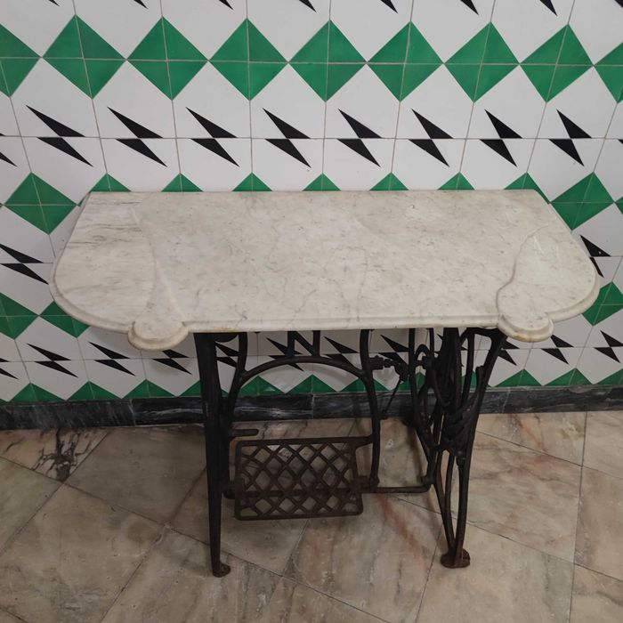 Mesa de ferro com tampo de mármore ( antiga máquina de costura)