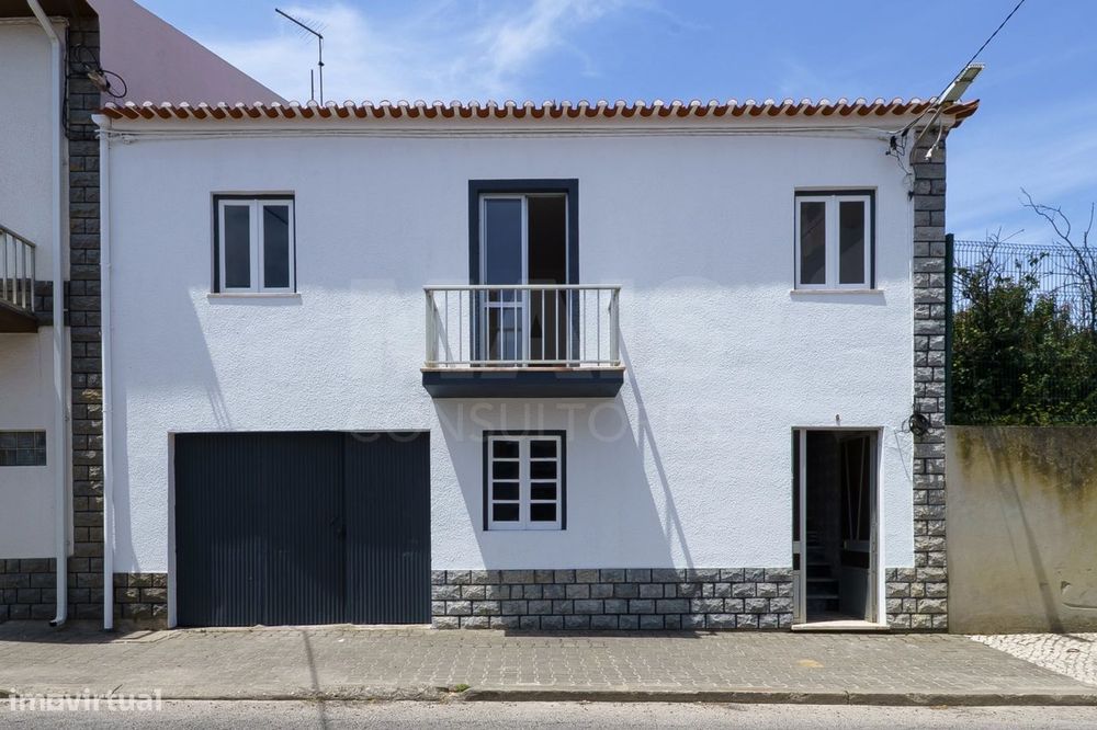 Moradia T2+1 com Garagem no Centro de Atouguia da Baleia
