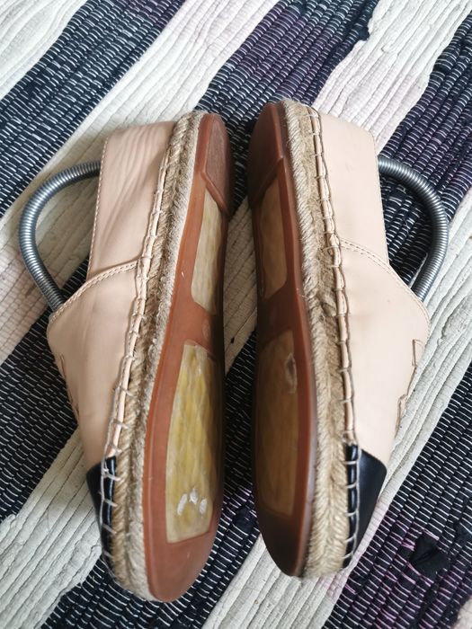 CHANEL kultowe espadryle skórzane
