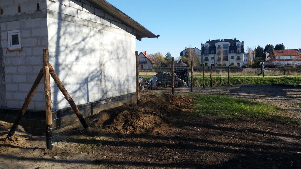 słupki,kołki ,stemple,ogrodzenie tymczasowe budowlane,siatka leśna