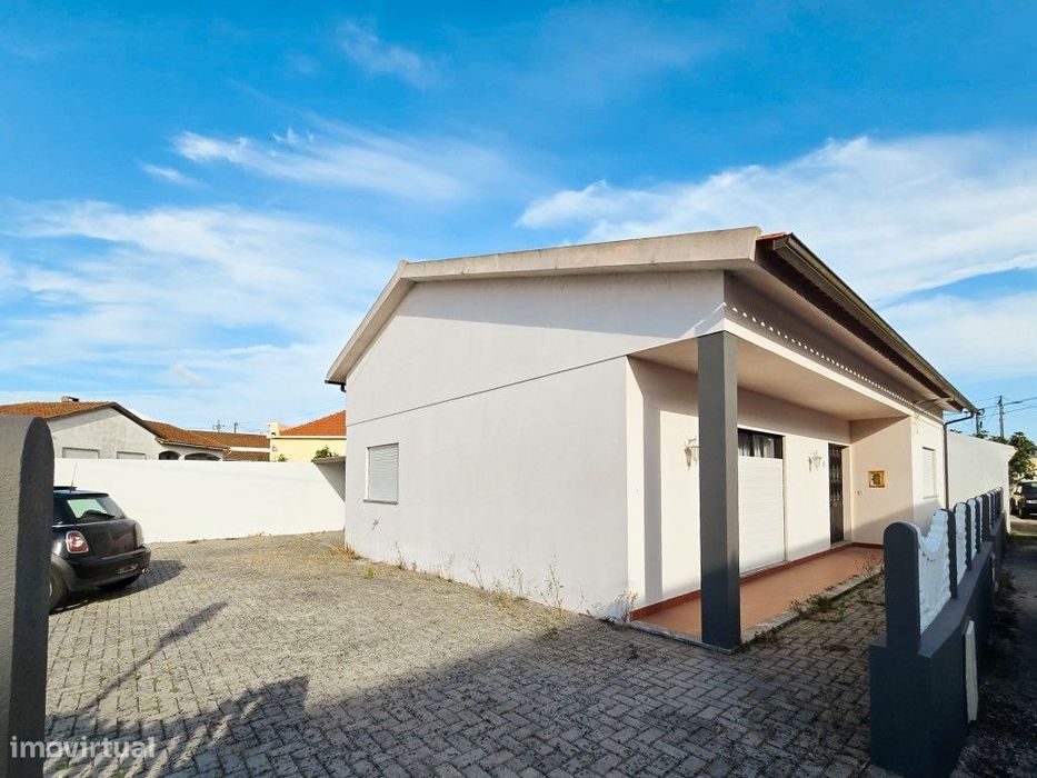 Moradia T2 mobilada com logradouro e garagem para arrendar a famílias