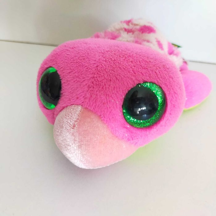 Animal de peluche tartaruga cor de rosa e verde de olhos brilhantes