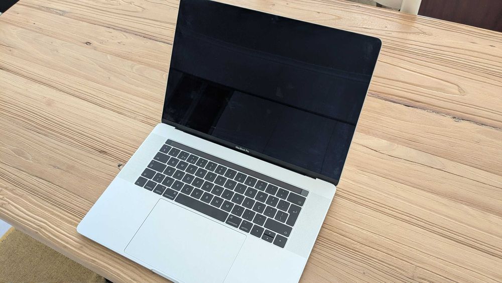 Apple MacBook Pro 15 Touch Bar A1707 - 16GB RAM 500GB Disco