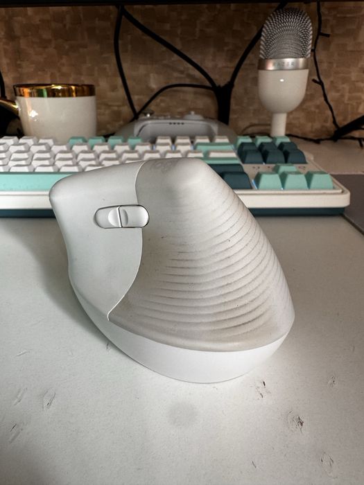 Вертикальна миша Logitech Lift White