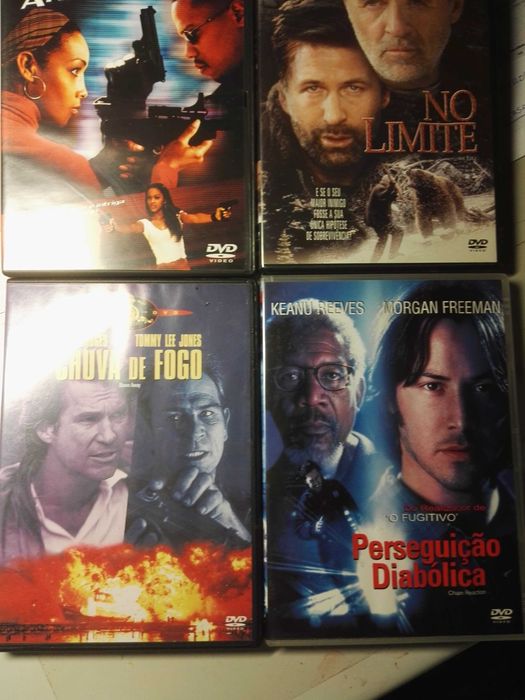 DVDs de filmes, alguns ainda selados.