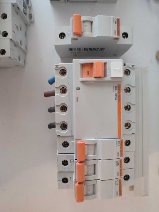 Material elétrico novo e usado