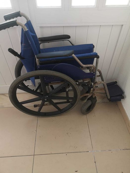 Cadeira de rodas usada