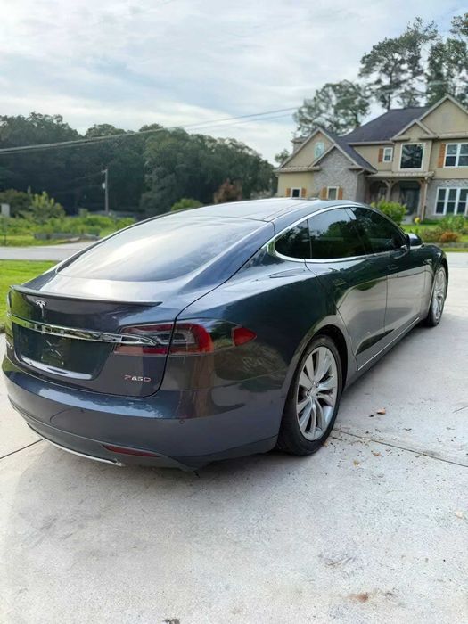 Tesla Model S P85D      2015