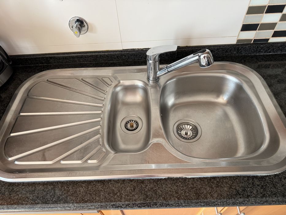 Cozinha completa com bancada em pedra natural