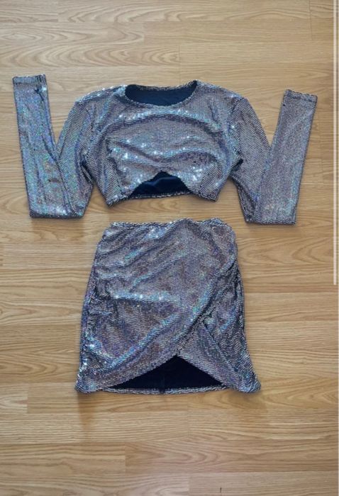 Conjunto top e saia brilhoso
