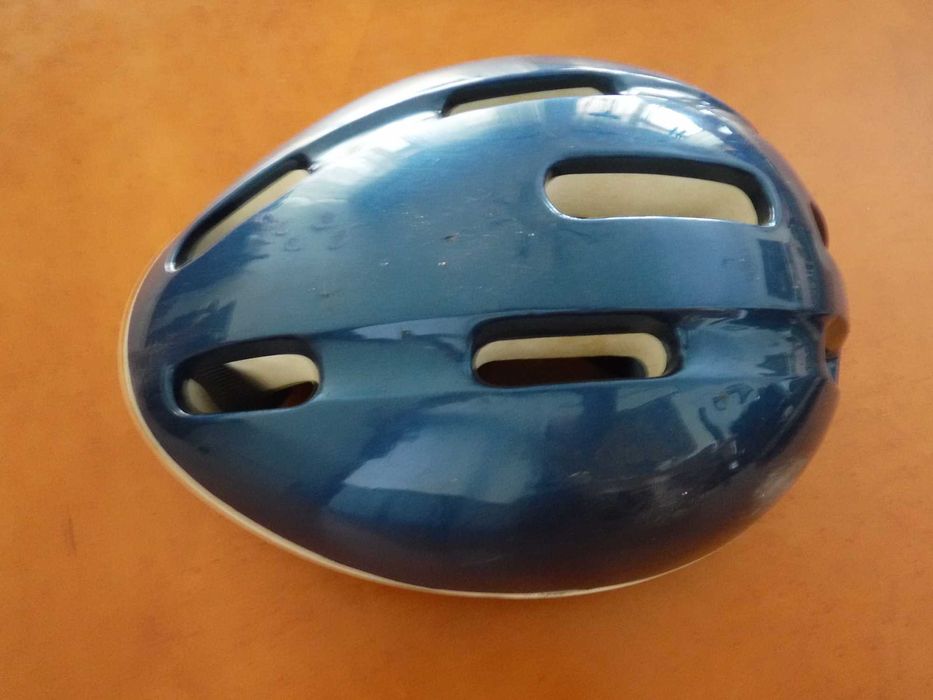 Capacete de Bicicleta azul e luzes de Bicicleta