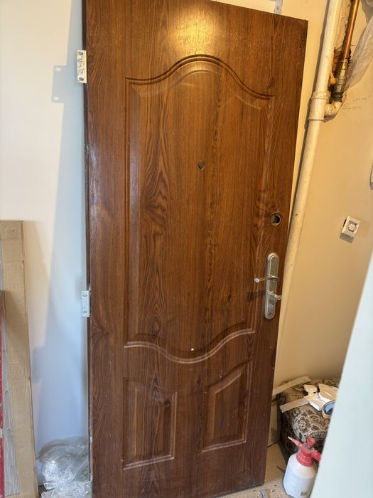 Drzwi wejściowe razem z futryna