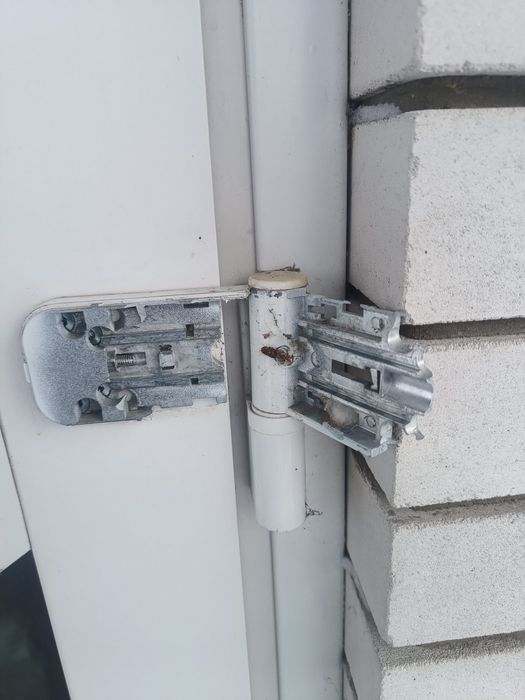 Заміна замків. Ремонт вікон, регулювання фурнітури.