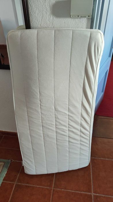 Cama bebé com colchão